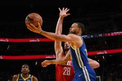 爱游戏官方-包含雄火队逆转战胜勇士，球队实力逐渐崛起的词条