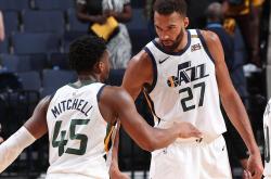 爱游戏娱乐-包含公牛翻盘灰熊，萨姆·米切尔统治全场的词条