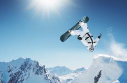 爱游戏官网-詹姆斯末节狂飙20分，步行者团队火力全面压制老鹰进攻体系