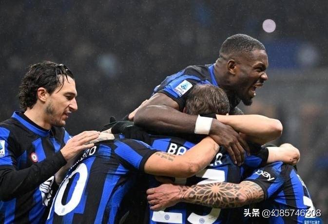 乌迪内斯主帅现身比赛场边，鼓励队员全力拼搏的简单介绍