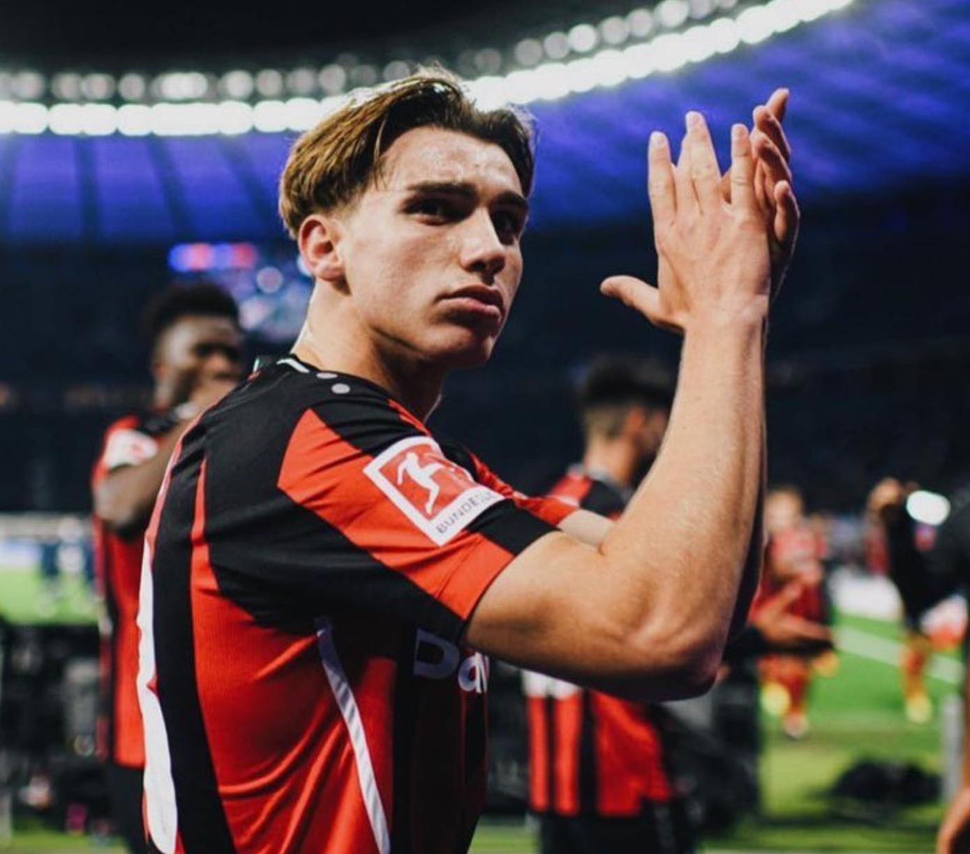 乌迪内斯主帅现身比赛场边，鼓励队员全力拼搏的简单介绍