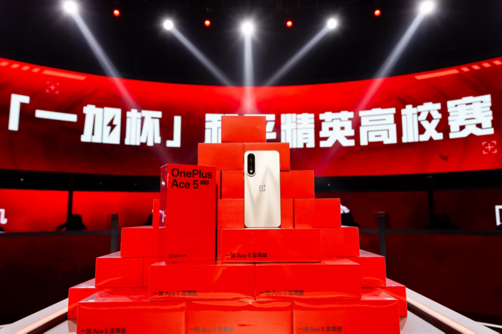 冠军收获奖杯，欢呼声此起彼伏的简单介绍