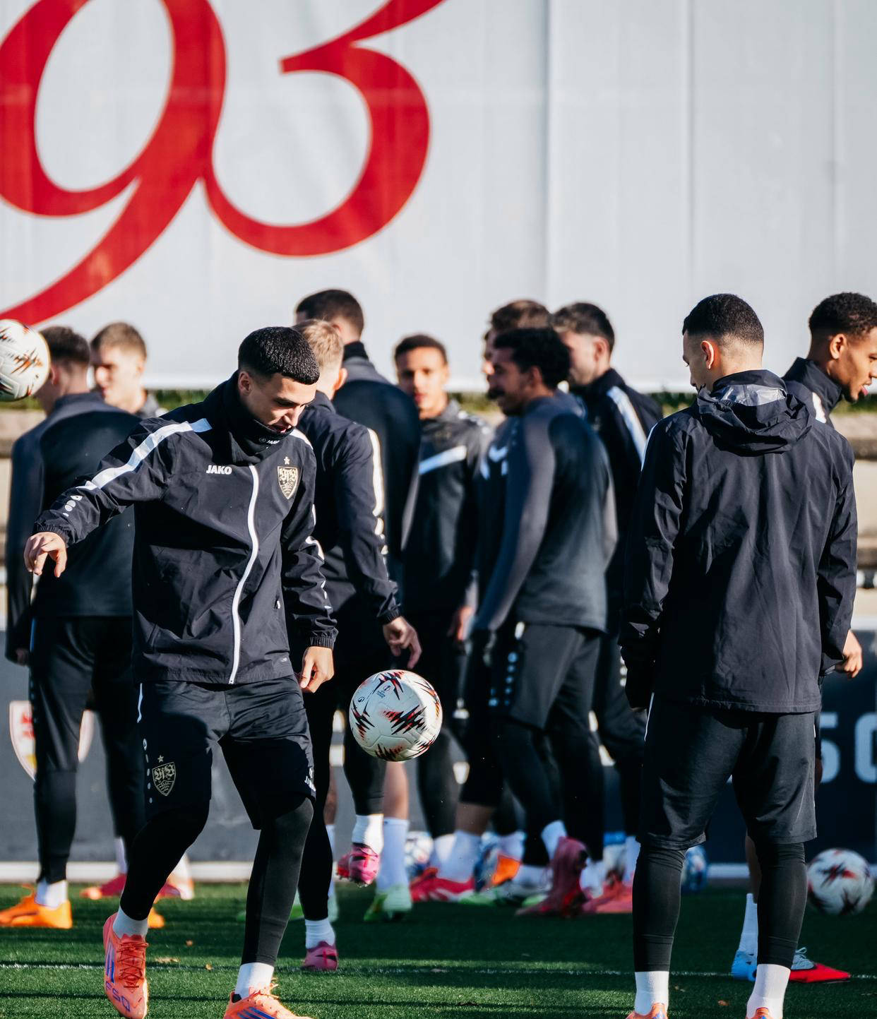 包含斯图加特主场大胜，豪取关键胜利的词条