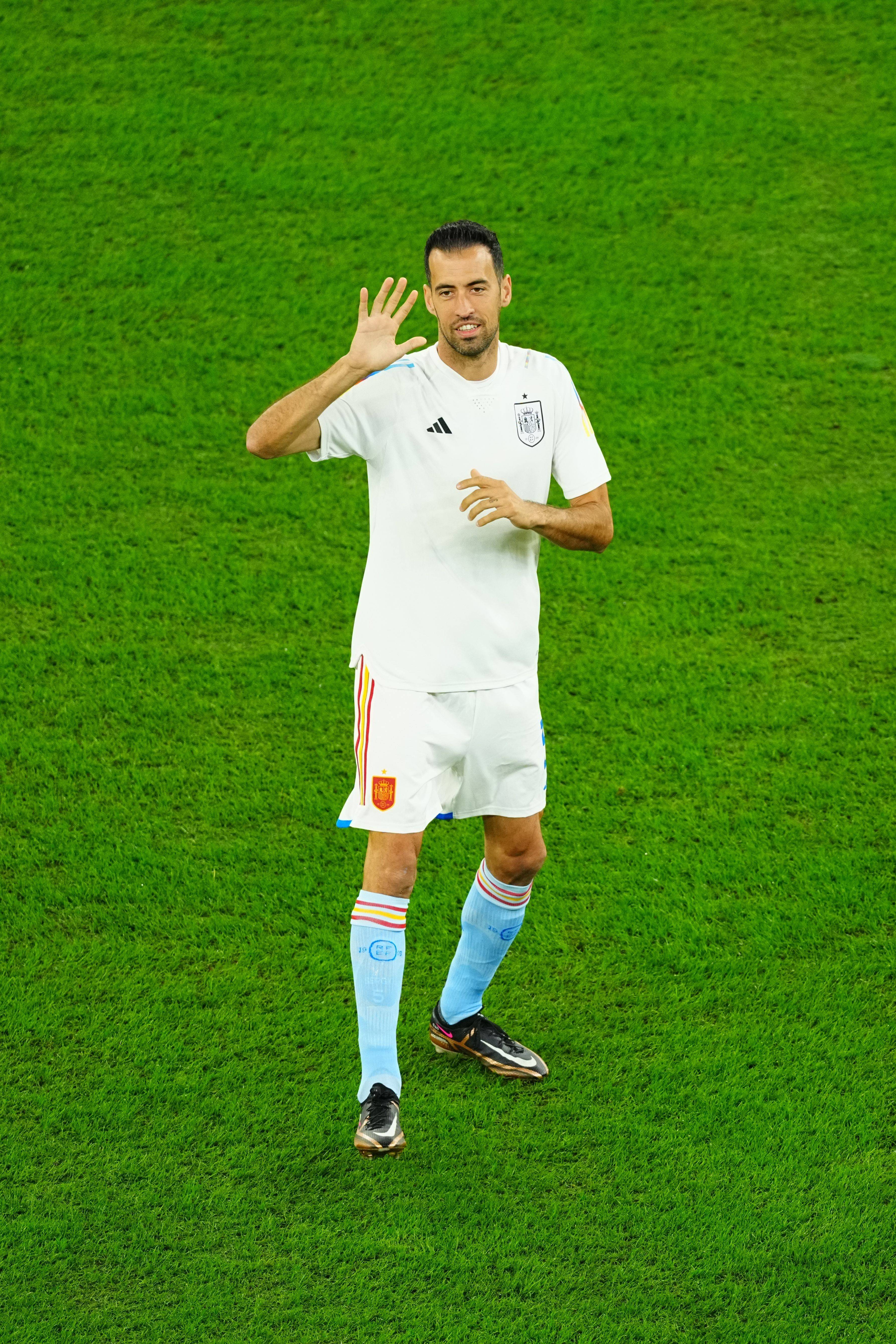 意甲球员负伤下场，全队团结拼搏取胜