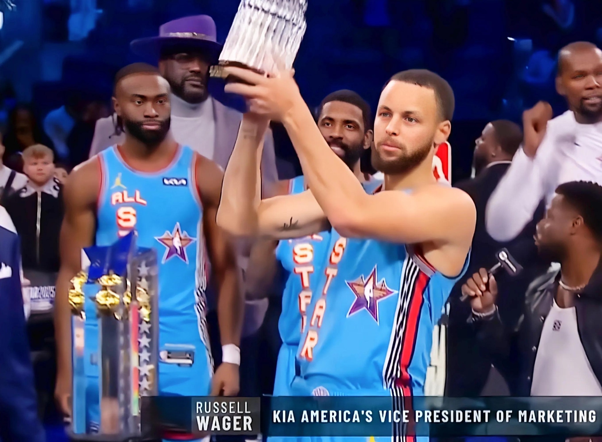 奥地利选手在篮球比赛中勇夺奖杯