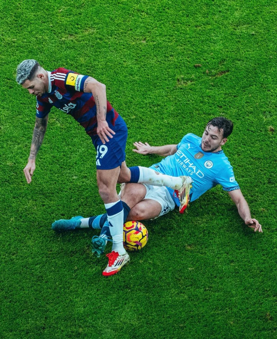 关于利物浦险胜瓦伦西亚，梅西完成帽子戏法的信息