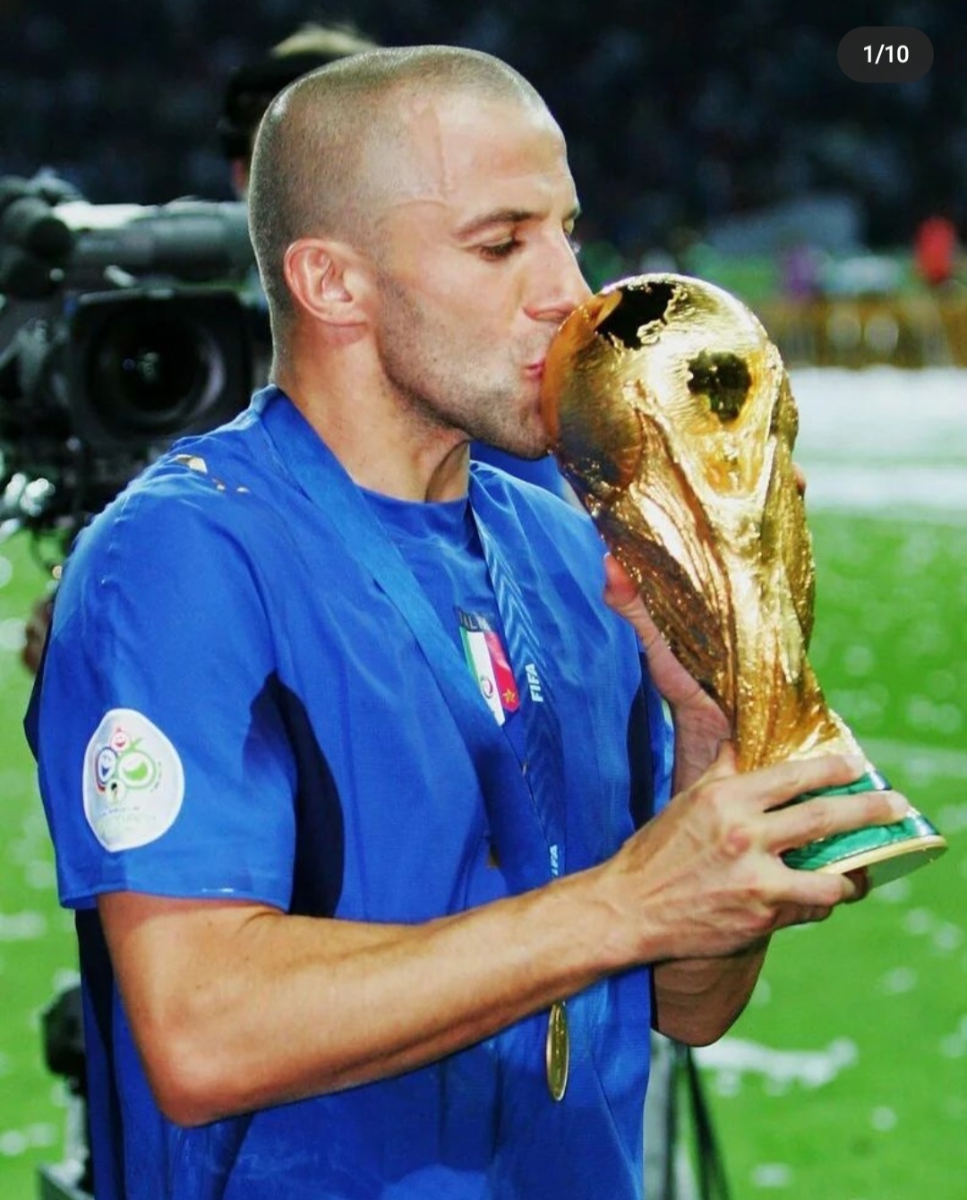 关于意大利足球赛场上一名年轻球员才艺尽显的信息