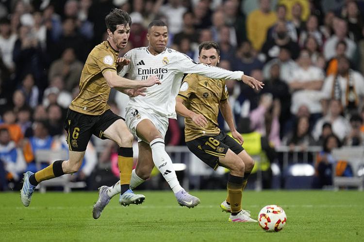 包含皇马惊险晋级，防线失误暴露问题的词条