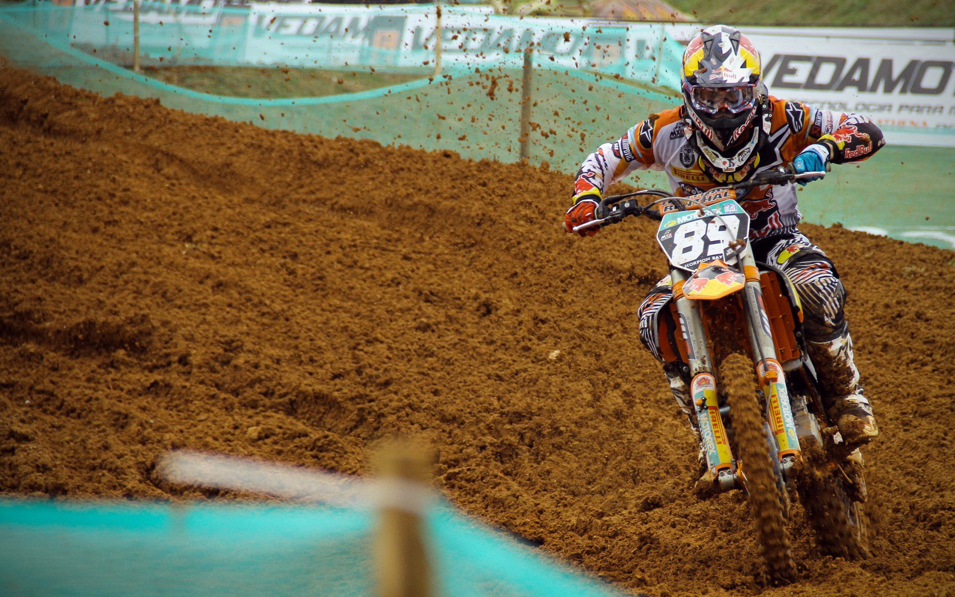 赛道上的宿命对决，雷诺鏖战索伯，佩雷兹火热状态改写战局